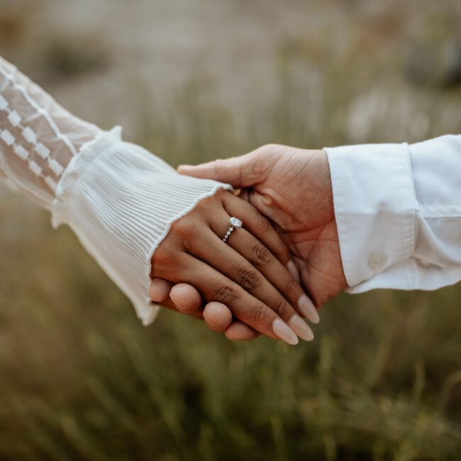 Hands,Close-up,Of,Boho,Couple,In,Nature,Holding,Hands,And