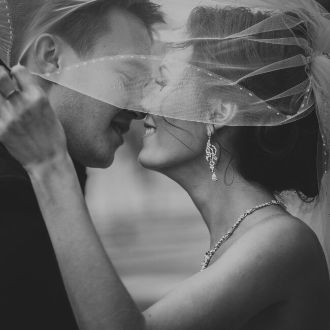 Black,And,White,Photo,Portrait,Of,Bride,And,Groom,Kissing